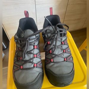 Salomon low hiking shoe
